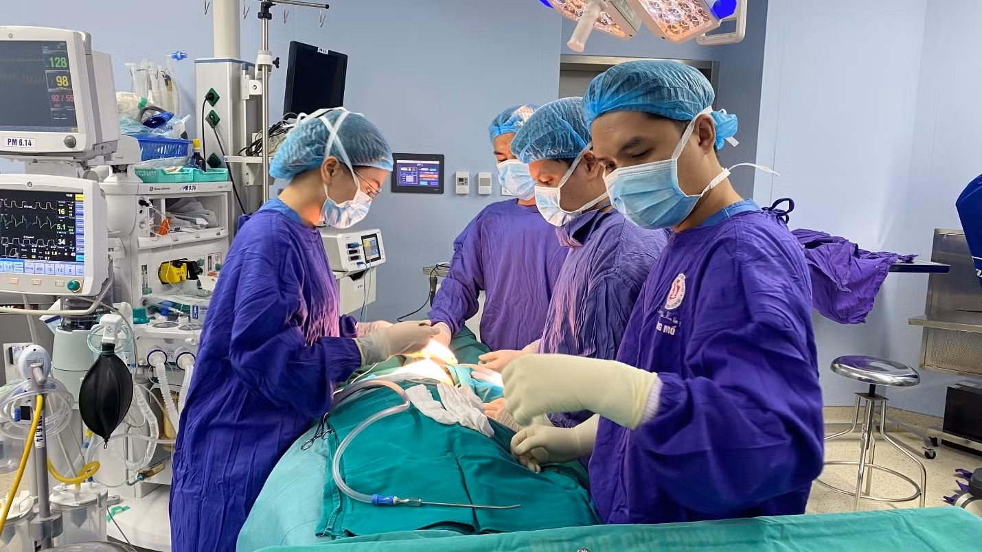 Cô gái bị ổ dịch mủ ở má do áp xe sau tiêm filler để trẻ hoá -0