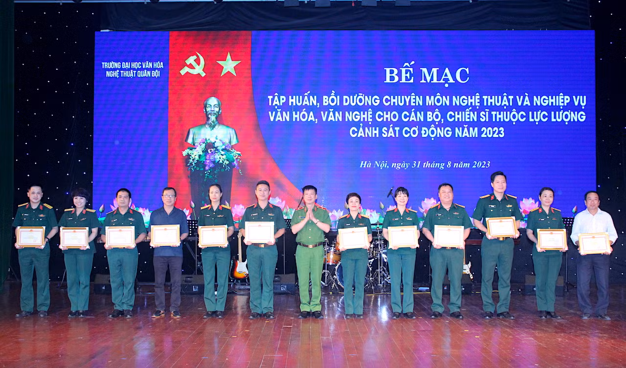 Cảnh sát cơ động bồi dưỡng chuyên môn nghệ thuật, rèn nghiệp vụ văn hoá, văn nghệ -0
