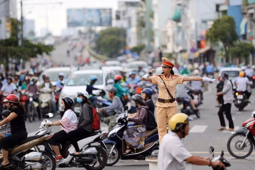 Chính phủ yêu cầu tiếp tục hoàn thiện dự án Luật Trật tự, an toàn giao thông đường bộ -0