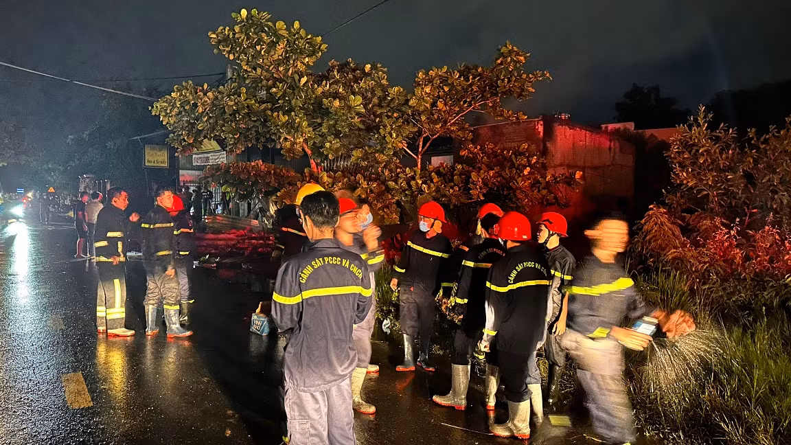 Cháy tiệm sửa xe máy, 2 người tử vong -0