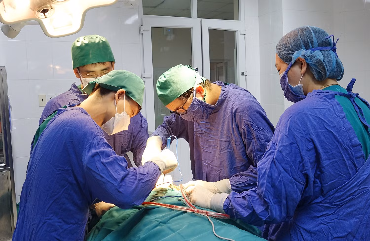 Nghiện rượu nhiều năm, người đàn ông xuất hiện khối u mỡ khổng lồ -0