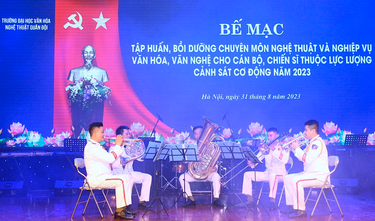 Cảnh sát cơ động bồi dưỡng chuyên môn nghệ thuật, rèn nghiệp vụ văn hoá, văn nghệ -0
