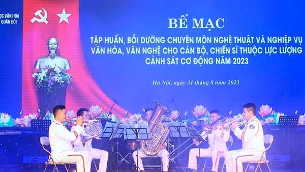 Cảnh sát cơ động bồi dưỡng chuyên môn nghệ thuật, nghiệp vụ văn hoá, văn nghệ