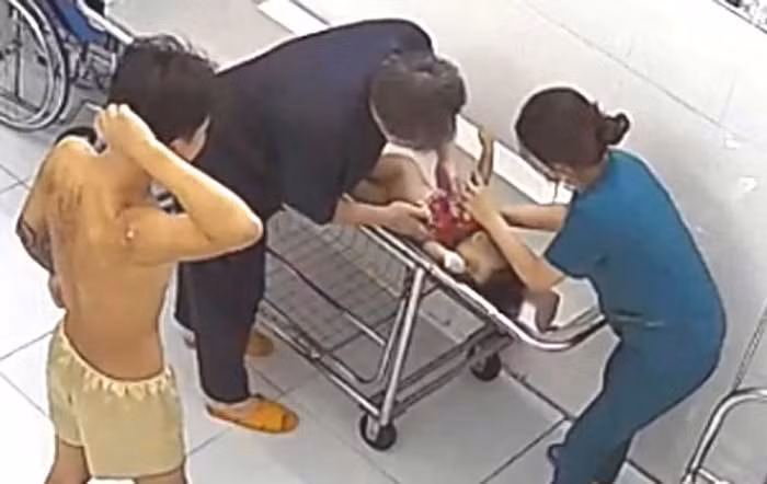 Cần bản án nghiêm khắc cho hành vi hành hạ con trẻ -0