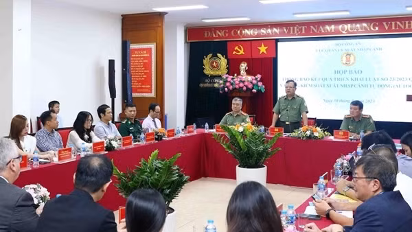 Bãi bỏ quy định về việc hộ chiếu còn hạn từ 6 tháng trở lên mới được xuất cảnh