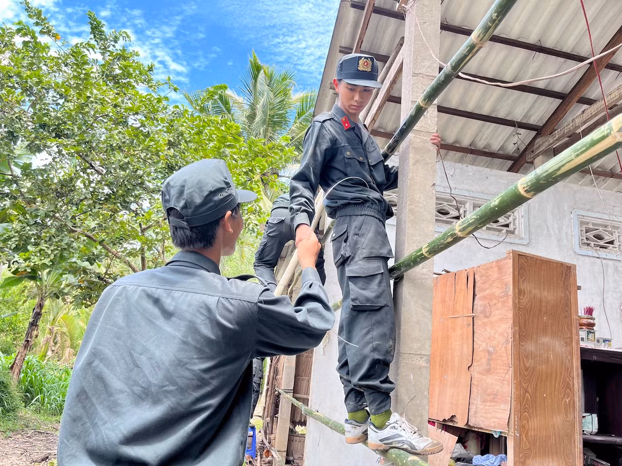 Hành quân dã ngoại, ấm áp tình quân dân -0
