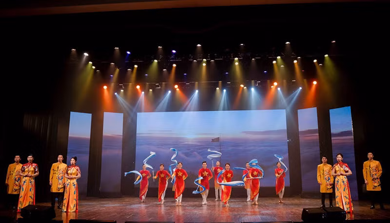 “Giai điệu tự hào - Tuổi trẻ Thủ đô làm theo lời Bác”:&nbsp;Đóa hoa tươi thắm dâng Người -0