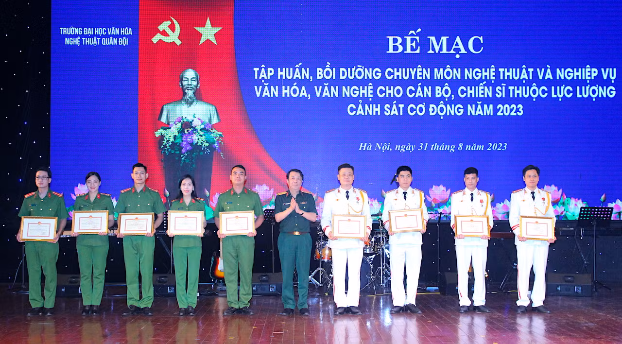 Cảnh sát cơ động bồi dưỡng chuyên môn nghệ thuật, rèn nghiệp vụ văn hoá, văn nghệ -0