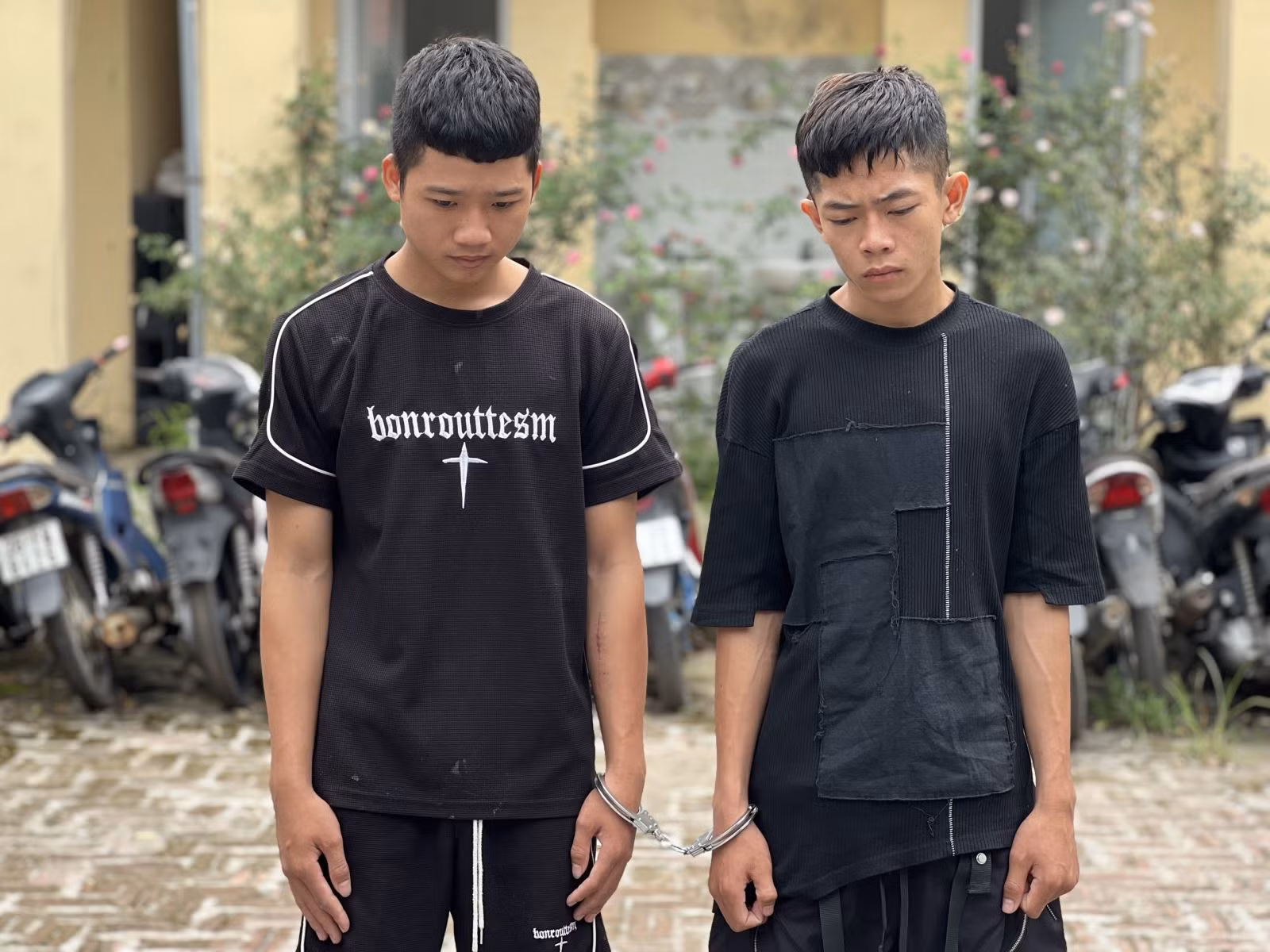 Khởi tố 2 đối tượng cướp tài sản tại cửa hàng vàng ở Hưng Yên -0