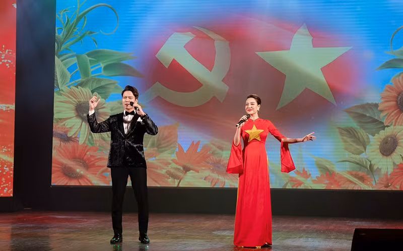 “Giai điệu tự hào - Tuổi trẻ Thủ đô làm theo lời Bác”:&nbsp;Đóa hoa tươi thắm dâng Người -0
