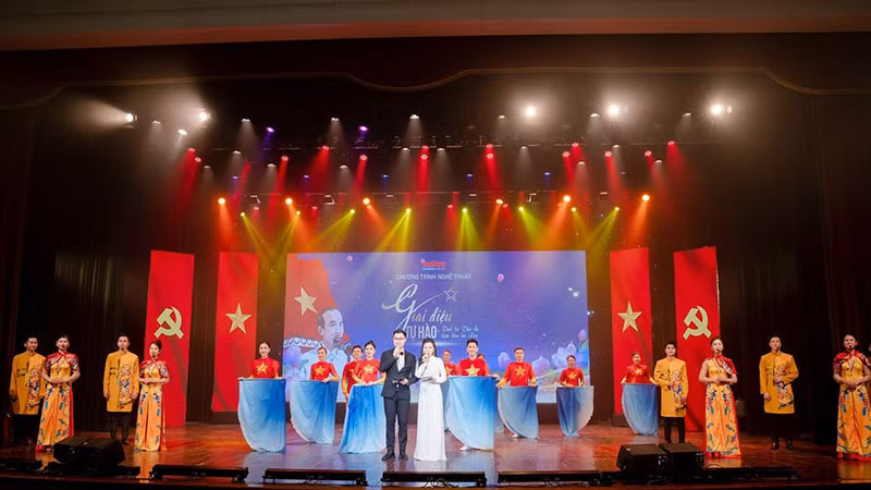 “Giai điệu tự hào - Tuổi trẻ Thủ đô làm theo lời Bác”:&nbsp;Đóa hoa tươi thắm dâng Người -1