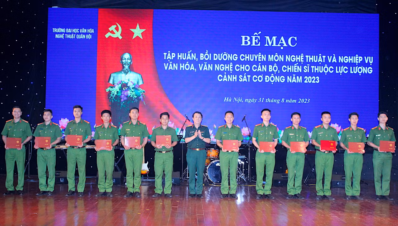 Cảnh sát cơ động bồi dưỡng chuyên môn nghệ thuật, rèn nghiệp vụ văn hoá, văn nghệ -0