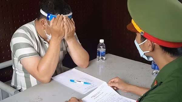 Chồng bị tạm giữ, vợ nhờ "người quen biết rộng" chạy tại ngoại ảnh 2