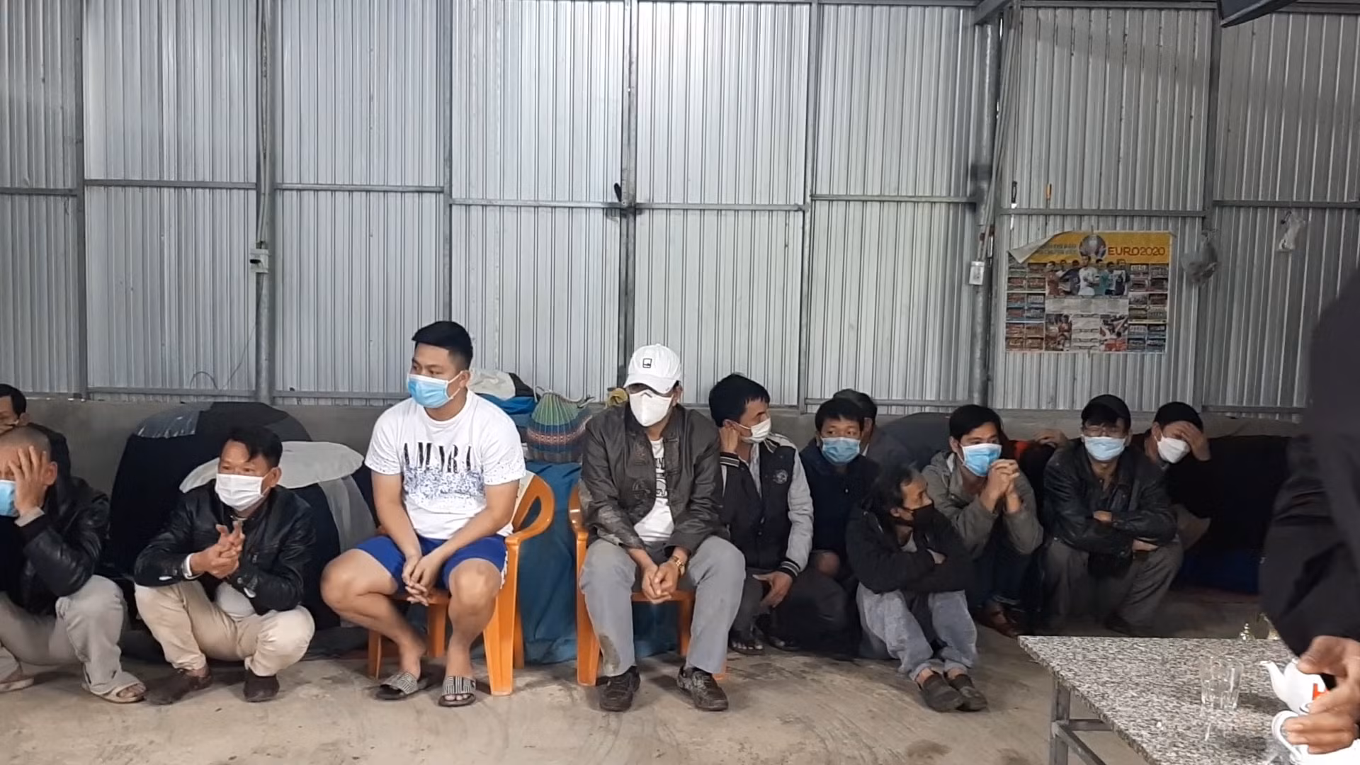 Cảnh sát hình sự vây bắt hàng chục con bạc tại sới gà lớn ở Huế -0