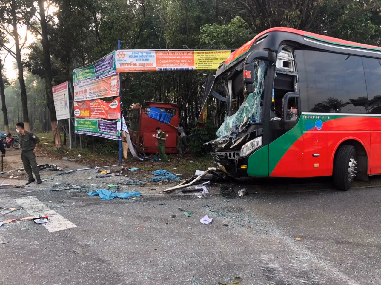 Hai xe khách tông nhau, hơn&nbsp;10 người nhập viện -1