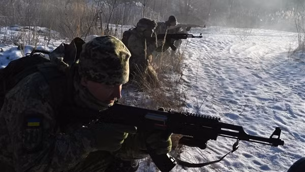 Ukraine ban bố tình trạng khẩn cấp toàn lãnh thổ ảnh 2
