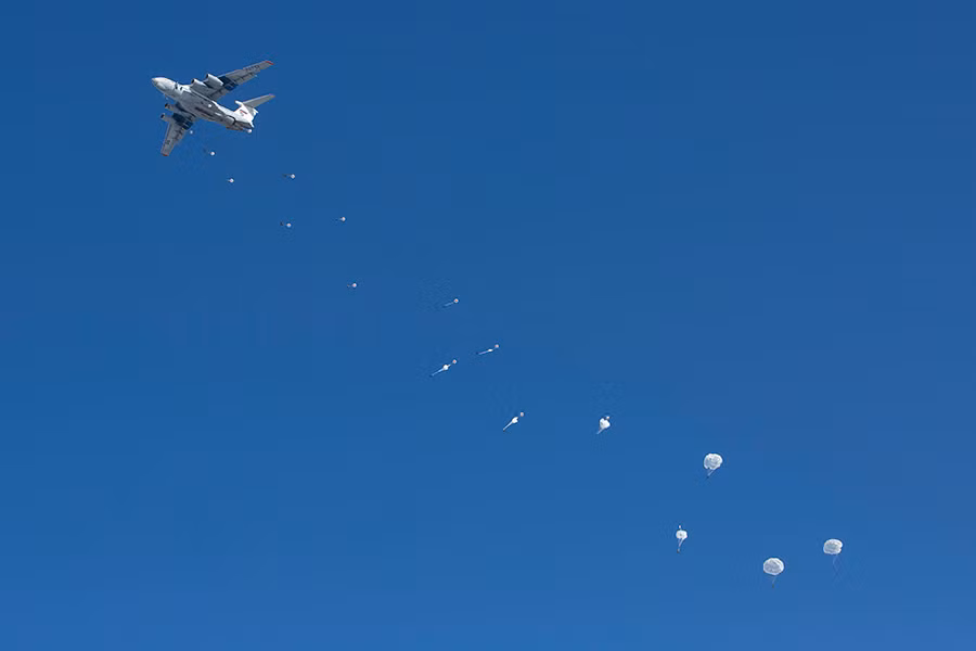 Ukraine tuyên bố bắn hạ 2 máy bay Il-76 Nga chở hàng trăm lính dù -0
