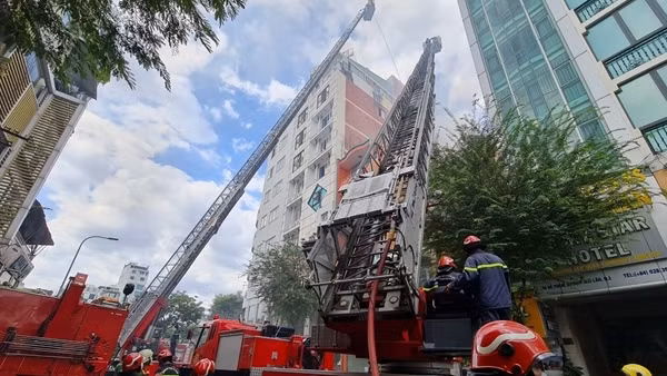 Hàn xì gây cháy quán bar tại TP Huế, lửa lan sang nhà dân ảnh 9