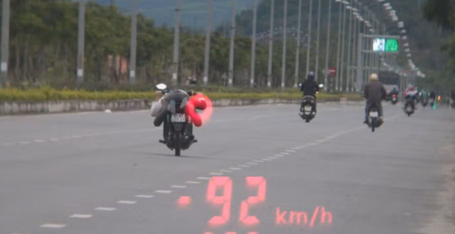 Nam thanh niên nằm dài trên xe máy phóng với tốc độ 92km/h “thông chốt” CSGT -0