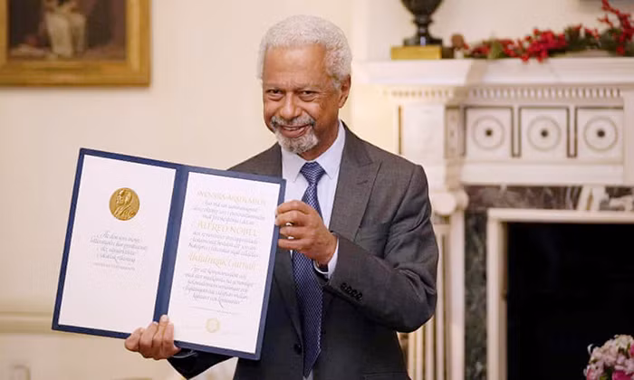 Nhà văn Việt Nam có cần nghĩ tới Nobel văn chương? -0