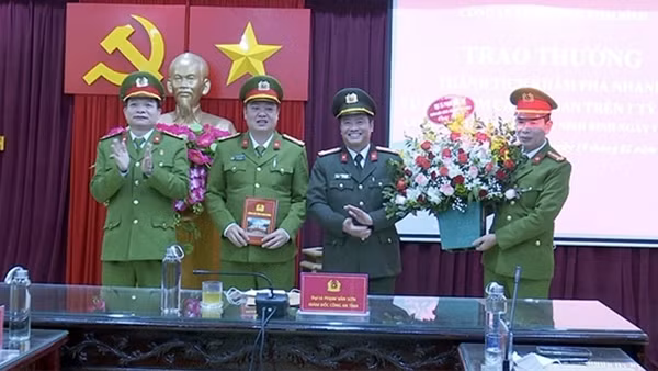 Trao thưởng cho các đơn vị khám phá nhanh vụ án trộm cắp tài sản trên 1 tỷ đồng