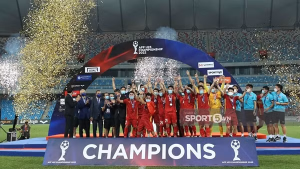 Nhóm đầu tiên của tuyển U23 Việt Nam đã về nước ảnh 10