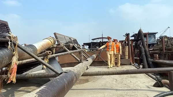CSGT vây bắt tàu hút cát trộm trên sông Hồng trong đêm