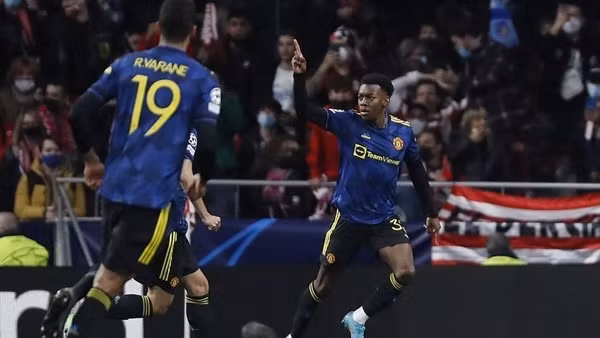 Maguire lại "tấu hài", Man Utd được cứu bởi Ronaldo ảnh 10