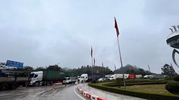 Gần 1700 xe chờ xuất khẩu, chỉ 179 xe được thông quan trong ngày ảnh 2
