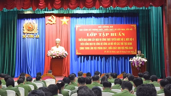 Khai mạc lớp tập huấn điều lệnh, quân sự, võ thuật trong CAND ảnh 2