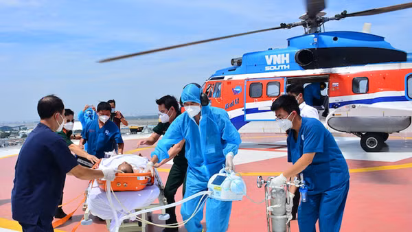Điều trực thăng đưa một ngư dân vào đất liền cấp cứu