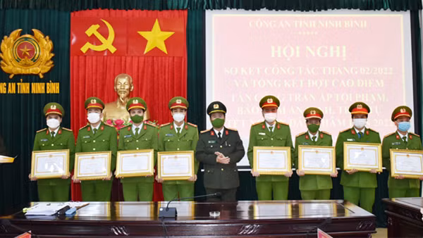 Khen thưởng đột xuất 3 cá nhân có thành tích xuất sắc trong phá án ảnh 2