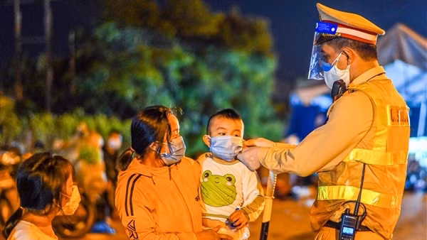 Xúc động hình ảnh CSGT cõng người ngất xỉu vì say nắng ảnh 3