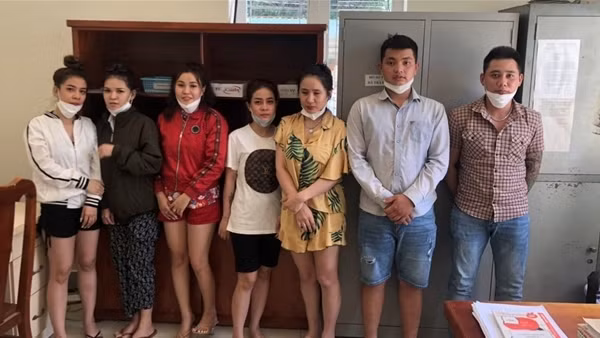 Mua thuốc lắc qua Facebook rồi kéo vào khách sạn "bay" ảnh 4