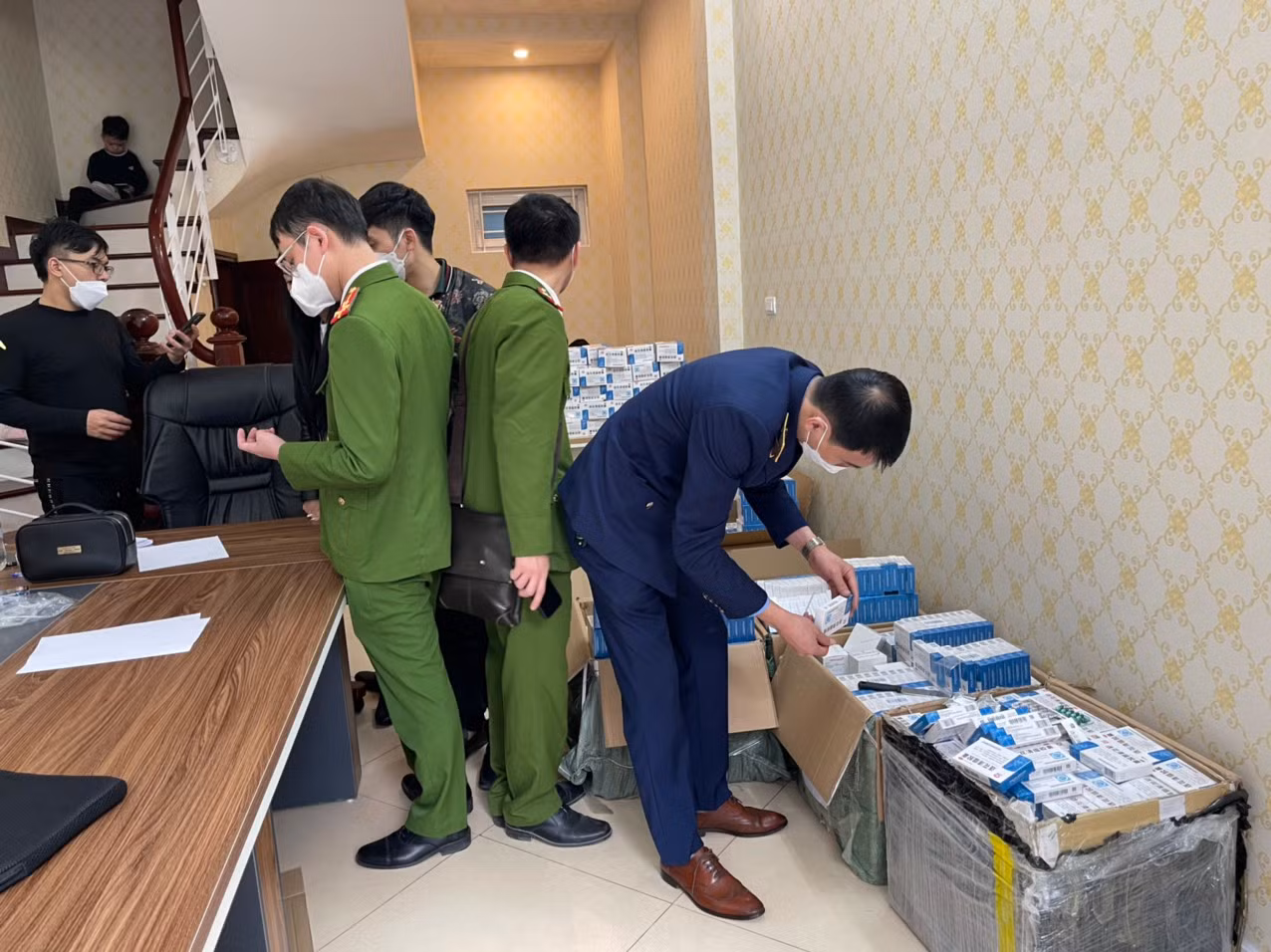 Mua trên 3.000 hộp thuốc điều trị COVID-19 trôi nổi trên mạng xã hội về bán -0