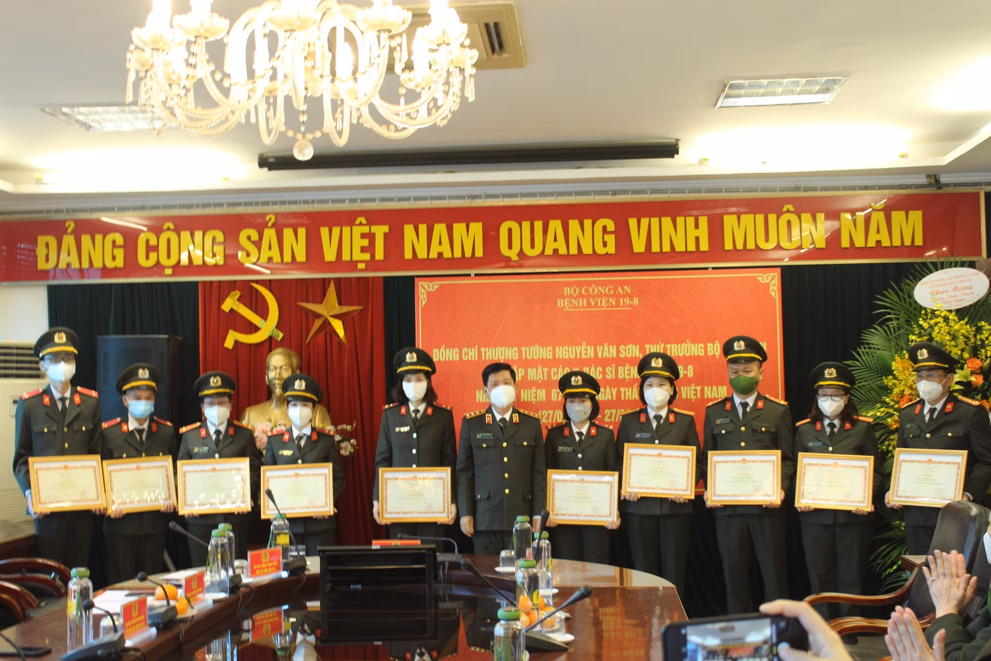 Thứ trưởng Nguyễn Văn Sơn chúc mừng bệnh viện 19-8 và bệnh viện y học cổ truyền Bộ Công an nhân Ngày Thày thuốc Việt Nam -0