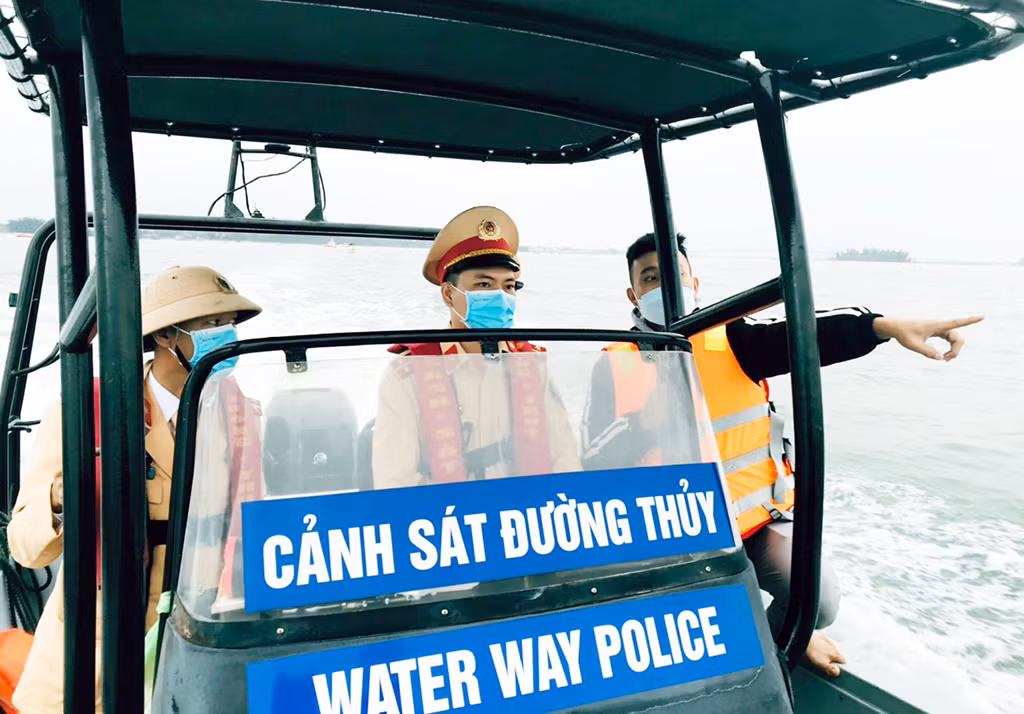 Cảnh sát đường thủy cùng trực thăng quần thảo tìm kiếm người mất tích -0