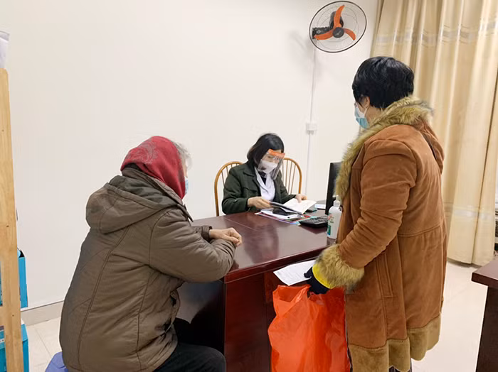 Những nữ bác sĩ mang hai màu áo -0