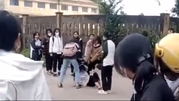 Ba thiếu niên bị đánh&nbsp;dã man ngay trước cổng trường ảnh 3
