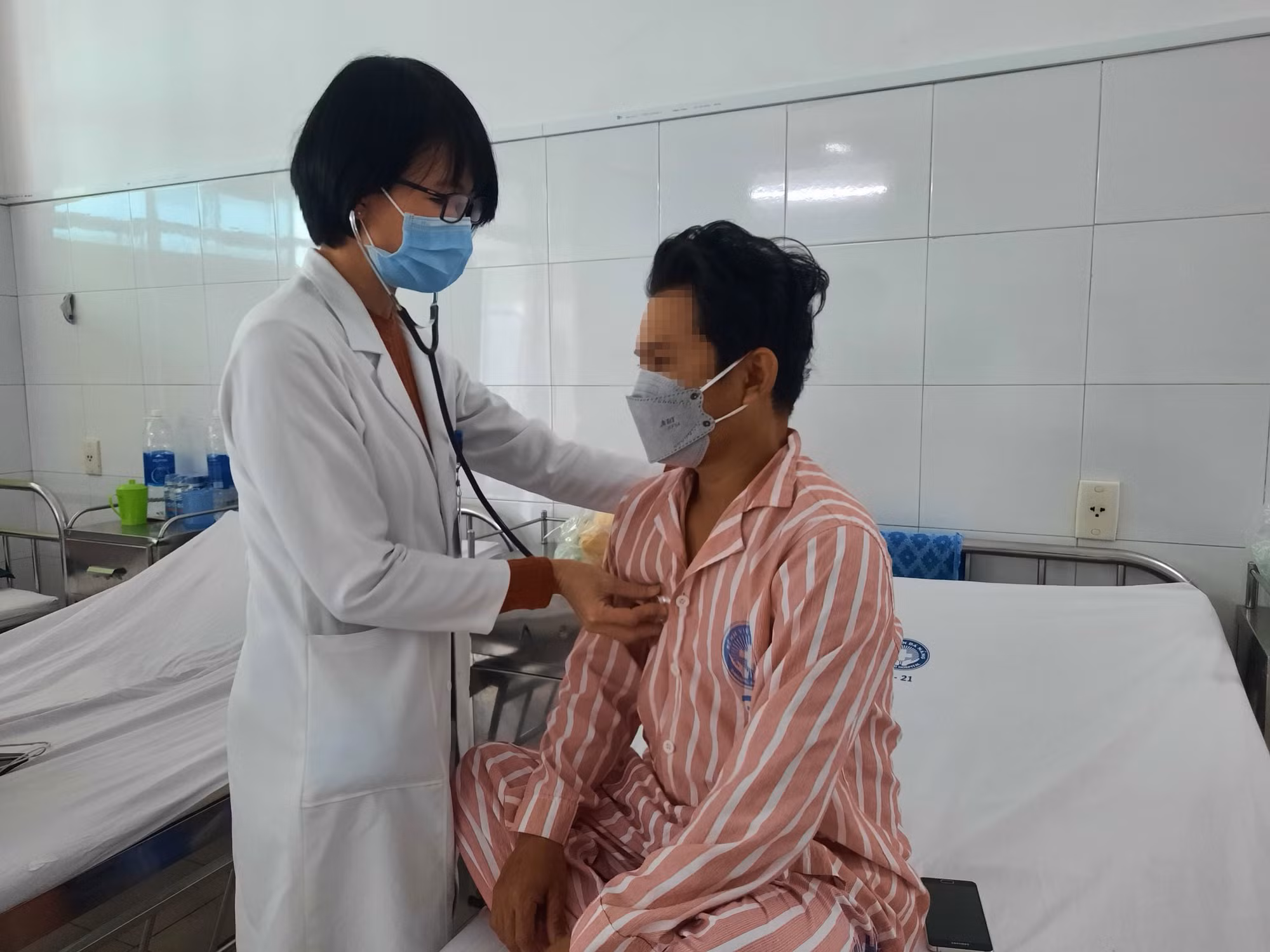 Đinh thép dài 3cm “đi lạc” trong phế quản một công nhân xây dựng -0