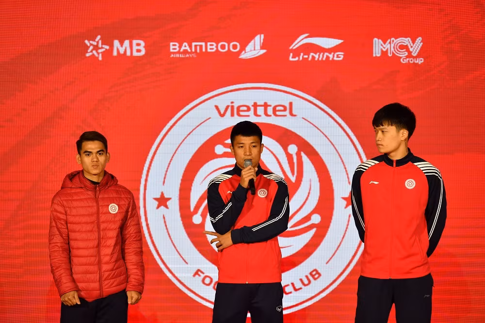 cầu thủ bùi tiến dũng, hoàng đức và cầu thủ u19 khuất văn khang chia sẻ quyết tâm cho mùa giải mới.jpg -0