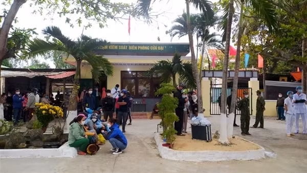 Vụ ca nô lật trên biển Cửa Đại: Còn 5 người mất tích