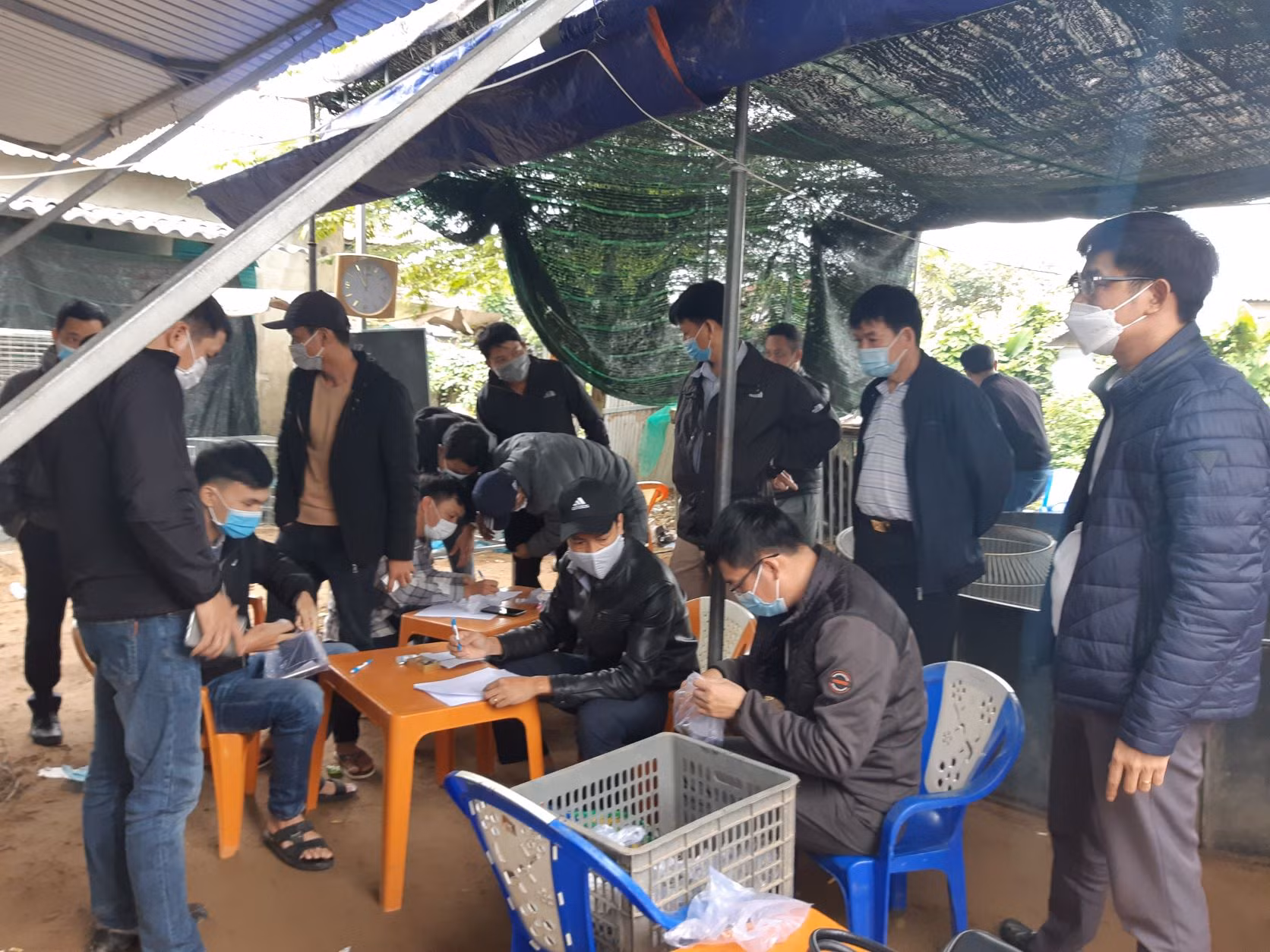 Cảnh sát hình sự vây bắt hàng chục con bạc tại sới gà lớn ở Huế -0