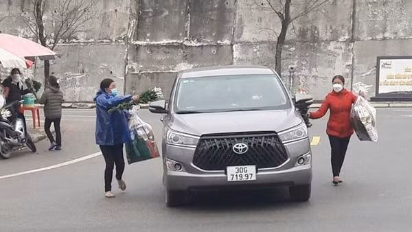 Tái diễn tình trạng người bán hàng rong níu kéo du khách tại Ngã ba Đồng Lộc ảnh 14