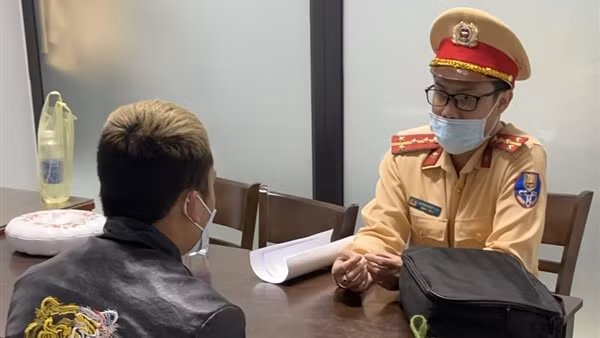 "Quái xế" nhậu đón 8/3 rồi ra đường bốc đầu quậy phá ảnh 9