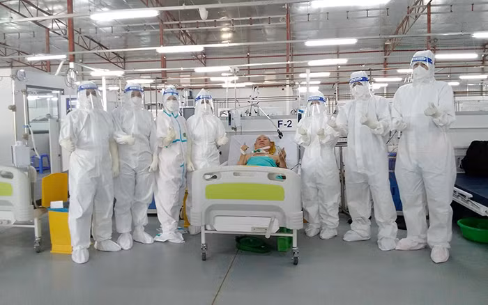 Những nữ bác sĩ mang hai màu áo -0