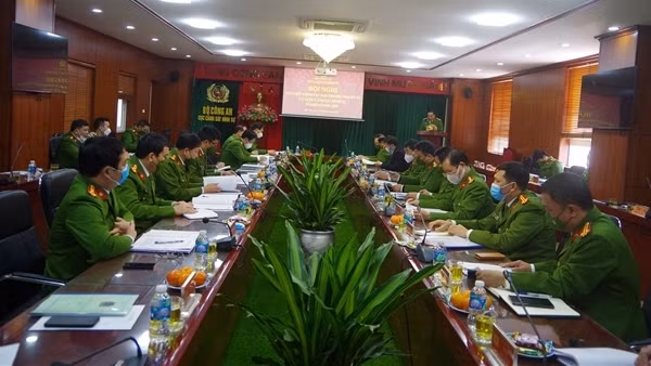 Bị thương gẫy chân, trinh sát hình sự vẫn kiên quyết khống chế đối tượng truy nã ảnh 4
