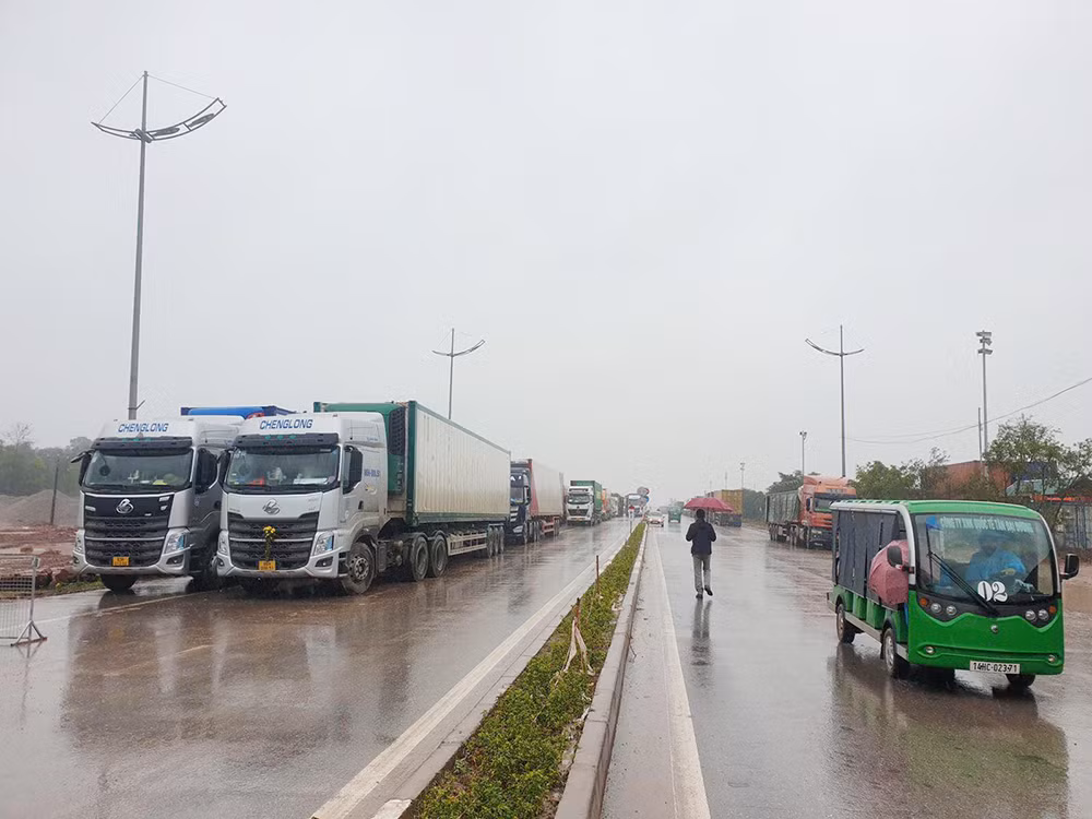 Hàng hoá ùn tắc ở cửa khẩu, lúng túng giải pháp khơi thông -0