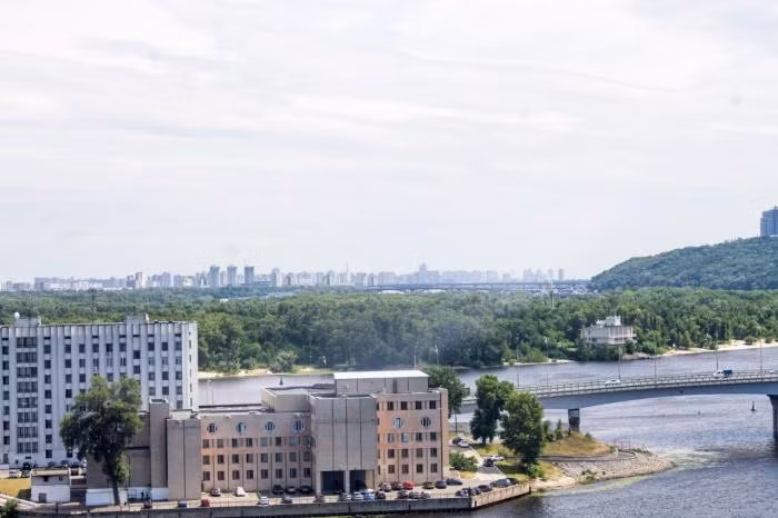 Khói đen bốc lên từ trụ sở cơ quan tình báo Bộ Quốc phòng Ukraine ở Kiev -0