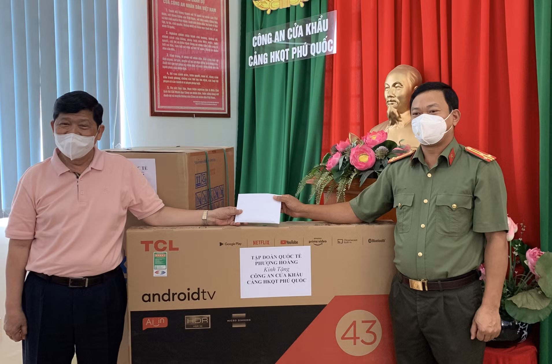 Công an cửa khẩu Phú Quốc đón nhận nhiều phần quà thiết thực -0